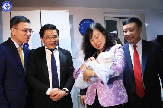 Bộ trưởng Bộ Y tế Đào Hồng Lan đón công dân nhí chào đời đêm Giao thừa