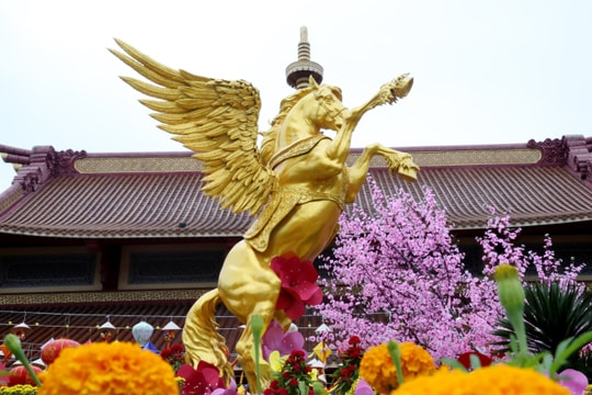 Ngắm linh vật “ngựa vàng” độc đáo tại chùa Phổ Độ