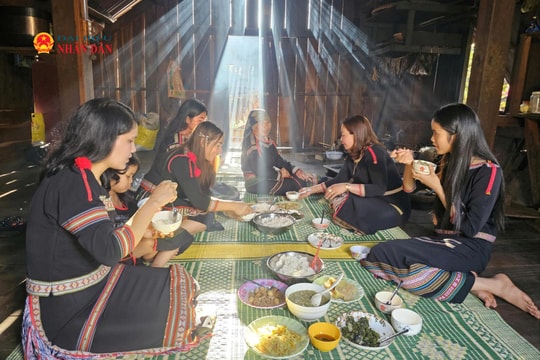Bữa cơm đoàn viên đầu Xuân bên nếp nhà dài Ê Đê