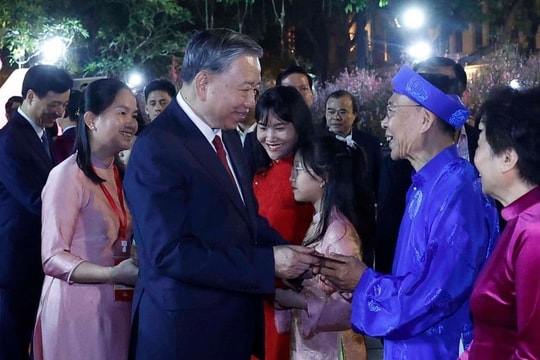 Tổng Bí thư Tô Lâm dâng hương vua Lý Thái Tổ và chúc Tết nhân dân Thủ đô