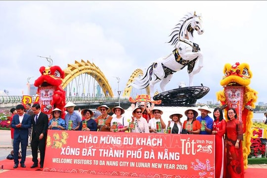 Rộn ràng đón khách “xông đất” mùng 1 Tết Bính Ngọ
