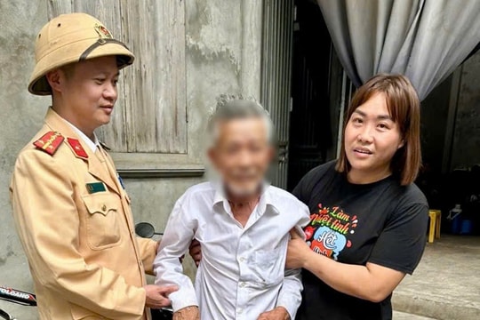Hà Nội: Giữa dòng người du xuân, CSGT kịp thời đưa cụ ông lạc đường về với gia đình