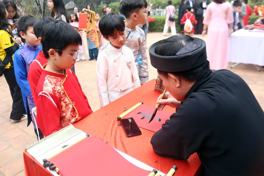 Đầu năm, người dân Hà Nội đi lễ chùa, xin chữ đầu xuân
