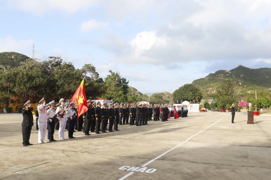 Trang nghiêm lễ chào cờ sáng mùng 1 Tết của Trung đoàn tàu ngầm 196