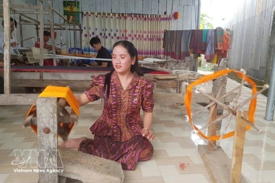 Khmer brocade weaving helps drive heritage-based economic development