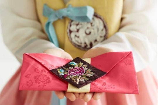 Độc đáo phong tục lì xì ở các nước: Khi phong bao đỏ kể câu chuyện văn hóa
