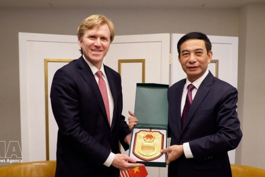Vietnamese Minister of National Defence receives US Under Secretary of War