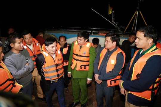 Công an tỉnh Lào Cai nỗ lực xuyên đêm tìm kiếm, cứu nạn, cứu hộ các nạn nhân trong vụ tai nạn giao thông đường thủy tại hồ Thác Bà