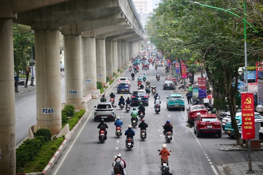 Đường phố Hà Nội thông thoáng bất ngờ sáng ngày làm việc đầu tiên sau kỳ nghỉ Tết Nguyên đán