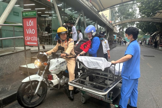Hà Nội: Phát hiện người phụ nữ bị ngất giữa đường, CSGT lập tức dùng xe đặc chủng đưa đi cấp cứu