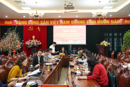 Bắn pháo hoa chào mừng Lễ công bố Di sản văn hóa phi vật thể quốc gia hội Lim
