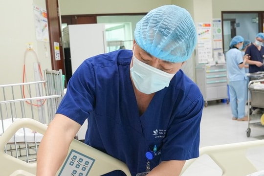 Bé trai 9 tuổi nguy kịch sau khi nhặt vật lạ giống “bóng đèn nhấp nháy”