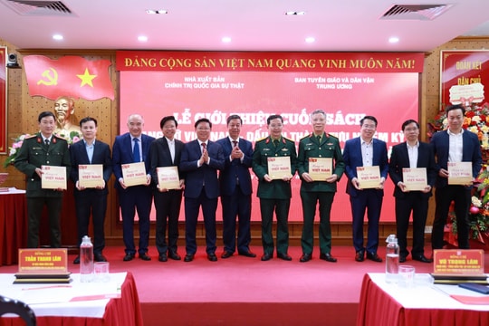 Ra mắt sách “Rạng rỡ Việt Nam - Dấu ấn thành tựu nhiệm kỳ Đại hội đại biểu toàn quốc lần thứ XIII của Đảng”