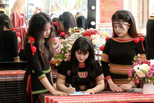 Cô gái Ê Đê và giấc mơ “thời trang hóa” thổ cẩm