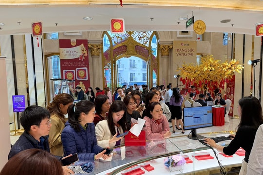Trước ngày vía Thần Tài, tiệm vàng Hà Nội nhộn nhịp từ sớm