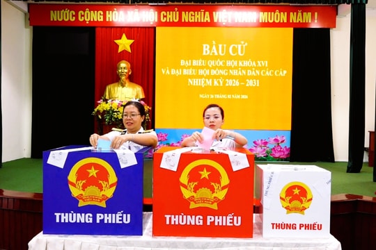Hơn 4.500 cử tri đi bầu cử sớm tại TP. Hồ Chí Minh: "Ngày hội non sông" bắt đầu từ những lá phiếu của người lính biển