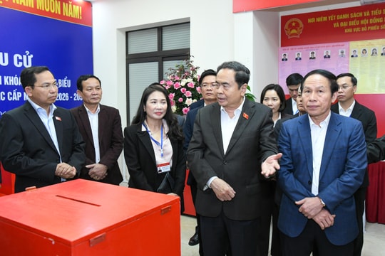 Chủ tịch Quốc hội Trần Thanh Mẫn khảo sát khu vực bỏ phiếu tại phường Hải An, Hải Phòng