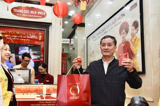 Người dân Thủ đô "đội mưa" xếp hàng từ 3h sáng chờ mua vàng ngày vía Thần Tài