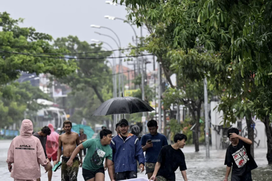 Indonesia issues red alert for flooding in Bali