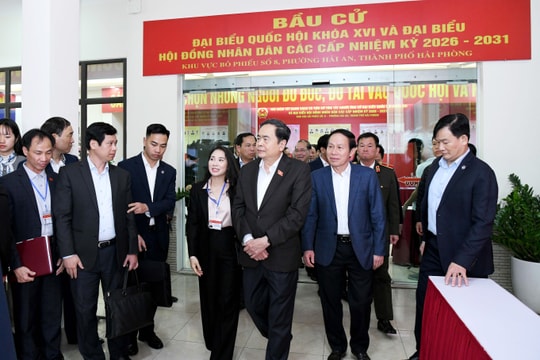 NA Chairman inspects polling area in Hai Phong