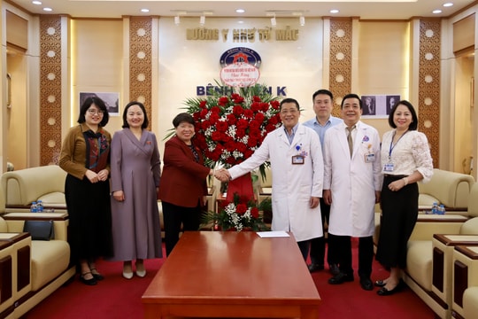 Nhóm nữ đại biểu Quốc hội Việt Nam thăm, chúc mừng một số bệnh viện tại Hà Nội
