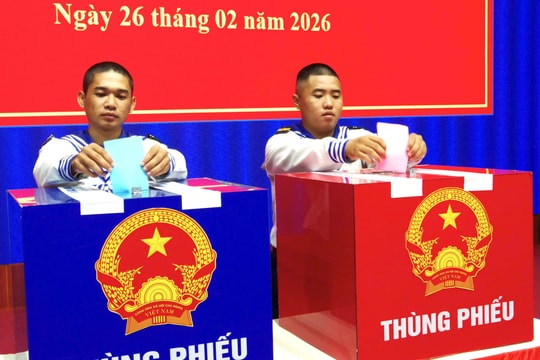 Vùng 2 Hải quân tổ chức bầu cử sớm và tiễn đoàn thực hiện nhiệm vụ bầu cử trên biển
