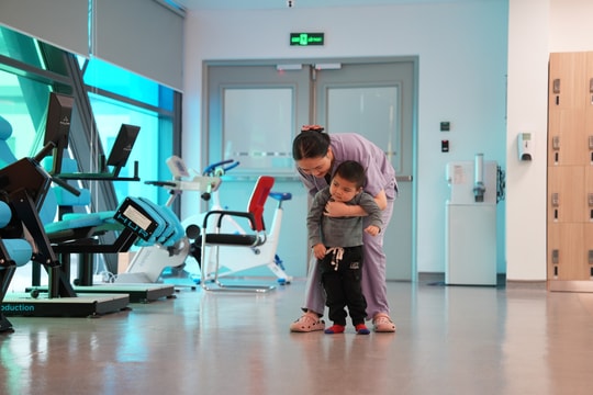 Từ ba tháng sống thực vật đến những bước chân đầu tiên của bé trai 3 tuổi