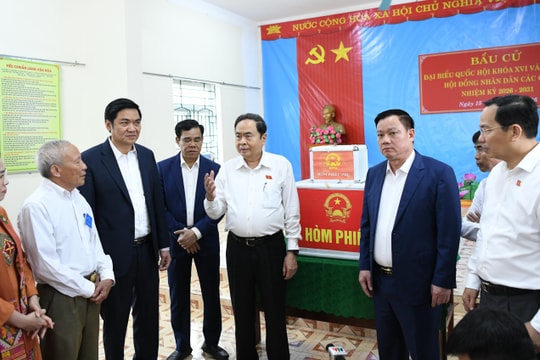 Chủ tịch Quốc hội Trần Thanh Mẫn kiểm tra khu vực bỏ phiếu xã Hưng Nguyên, Nghệ An