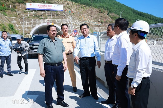 Thủ tướng Phạm Minh Chính kiểm tra các dự án giao thông tại khu vực miền Trung