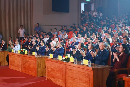 Thủ tướng Phạm Minh Chính dự Chương trình nghệ thuật kỷ niệm Ngày sinh Thủ tướng Phạm Văn Đồng