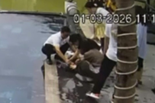 2 phút vàng thực hiện ép tim cứu sống trẻ đuối nước của nữ bác sĩ Bệnh viện Bạch Mai