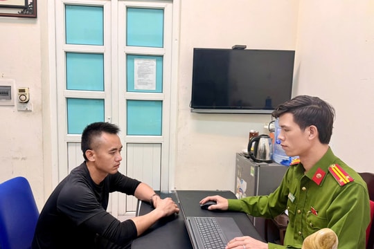 Hà Nội: Tạm giữ hình sự tài xế xe bán tải tạt đầu xe máy gây nguy hiểm cho người tham gia giao thông