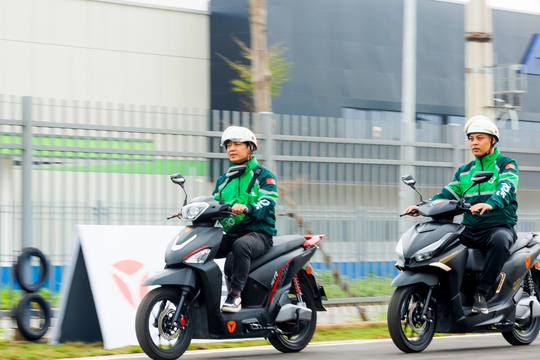 Grab hỗ trợ tài xế chuyển đổi sang xe máy điện