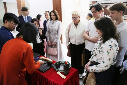 Thưởng lãm châu phê, lưu dấu mộc bản