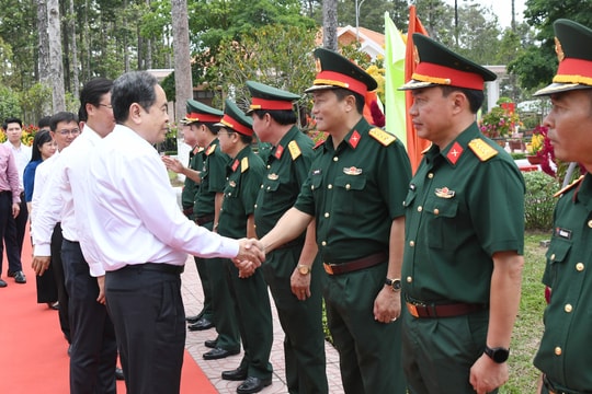 NA Chairman Tran Thanh Man visits and works with Division 9, Corps 34 to safeguard ideological front, ensure successful elections