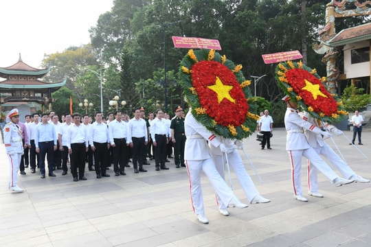 Chủ tịch Quốc hội Trần Thanh Mẫn dâng hương tại Đền Tưởng niệm Liệt sĩ Bến Dược - Củ Chi, Thành phố Hồ Chí Minh