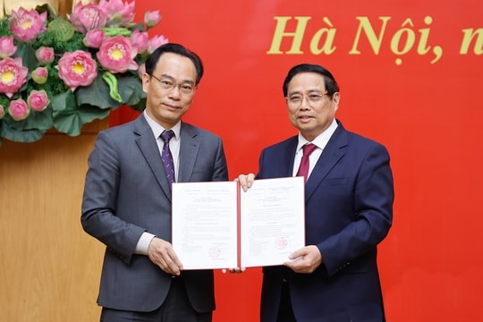 Thủ tướng trao quyết định điều động, bổ nhiệm quyền Bộ trưởng Bộ GD-ĐT cho đồng chí Hoàng Minh Sơn