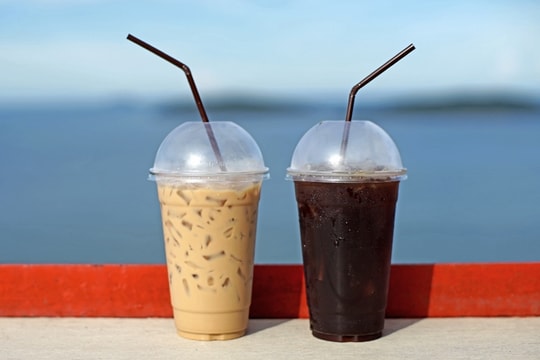 Hàng nghìn vi nhựa từ cốc cà phê mang đi: Người dùng cần làm gì