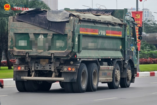 Hà Nội: Hàng loạt xe “hổ vồ” thoải mái chạy trong giờ cấm tại đường Lê Quang Đạo