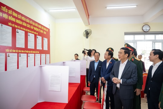 Ủy viên Bộ Chính trị, Bộ trưởng Bộ Quốc phòng Phan Văn Giang giám sát, kiểm tra công tác bầu cử tại Cao Bằng