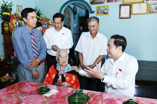 Chủ tịch Quốc hội Trần Thanh Mẫn dâng hương tại Khu tưởng niệm liệt sĩ Ngã Ba Giồng, Thành phố Hồ Chí Minh