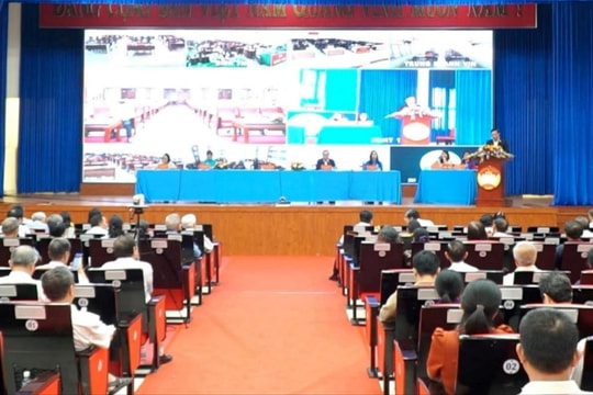 Phó Chủ tịch Quốc hội Nguyễn Khắc Định tiếp xúc cử tri tại phường Nha Trang