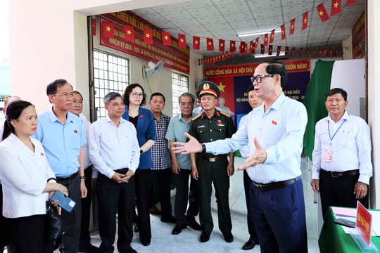 Phó Chủ tịch Quốc hội, Thượng tướng Trần Quang Phương kiểm tra công tác bầu cử tại xã Nhơn Ái, Cần Thơ