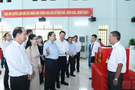 Chủ tịch Quốc hội Trần Thanh Mẫn kiểm tra khu vực bỏ phiếu tại Đồng Nai
