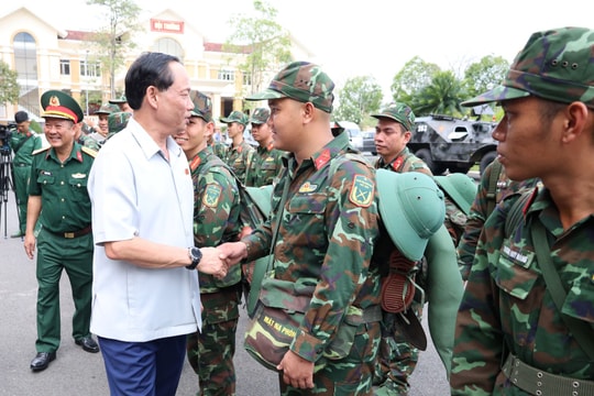 Phó Chủ tịch Quốc hội, Thượng tướng Trần Quang Phương kiểm tra việc bảo đảm an ninh, trật tự, an toàn bầu cử tại Cần Thơ