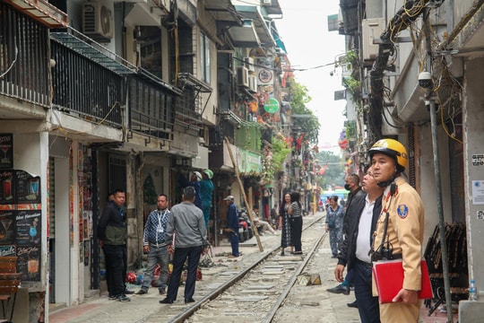 Hà Nội: Chấn chỉnh trật tự hành lang an toàn khu vực " phố cà phê đường tàu "