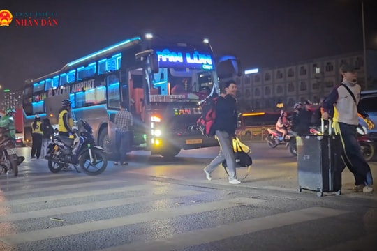 Hà Nội: Xe dù, bến cóc tung hoành đón trả khách tại cổng trường Đại học Ngoại Ngữ