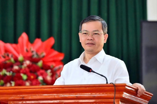 Thường xuyên giữ mối liên hệ chặt chẽ với nhân dân, dựa vào nhân dân để thực hiện nhiệm vụ