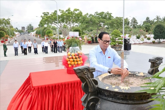Phó Chủ tịch Quốc hội, Thượng tướng Trần Quang Phương dâng hương tưởng niệm anh hùng liệt sĩ tại An Giang