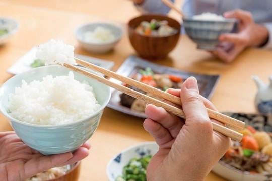 Ăn trưa tại gia đình, 3 người nghi ngộ độc thực phẩm
